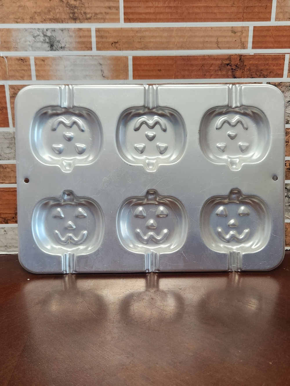 Wilton Silver Pumpkin Jack-O'-Lantern Baking Mold - 6-Cavity